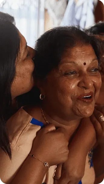 妈妈和女儿面带微笑，流露出对通过 WhatsApp 沟通交流的喜悦